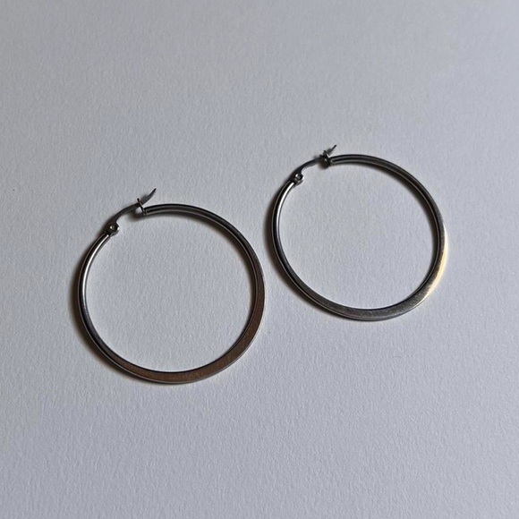 5 Pairs of Hoop Earrings - Picture 5 of 7